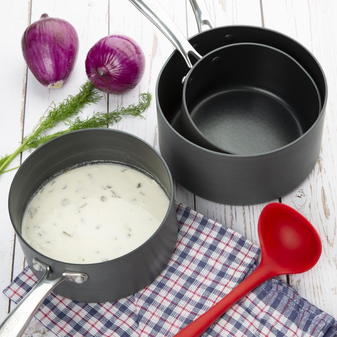 Casserole antiadhésive en aluminium anodisé Vogue 200mm CP763