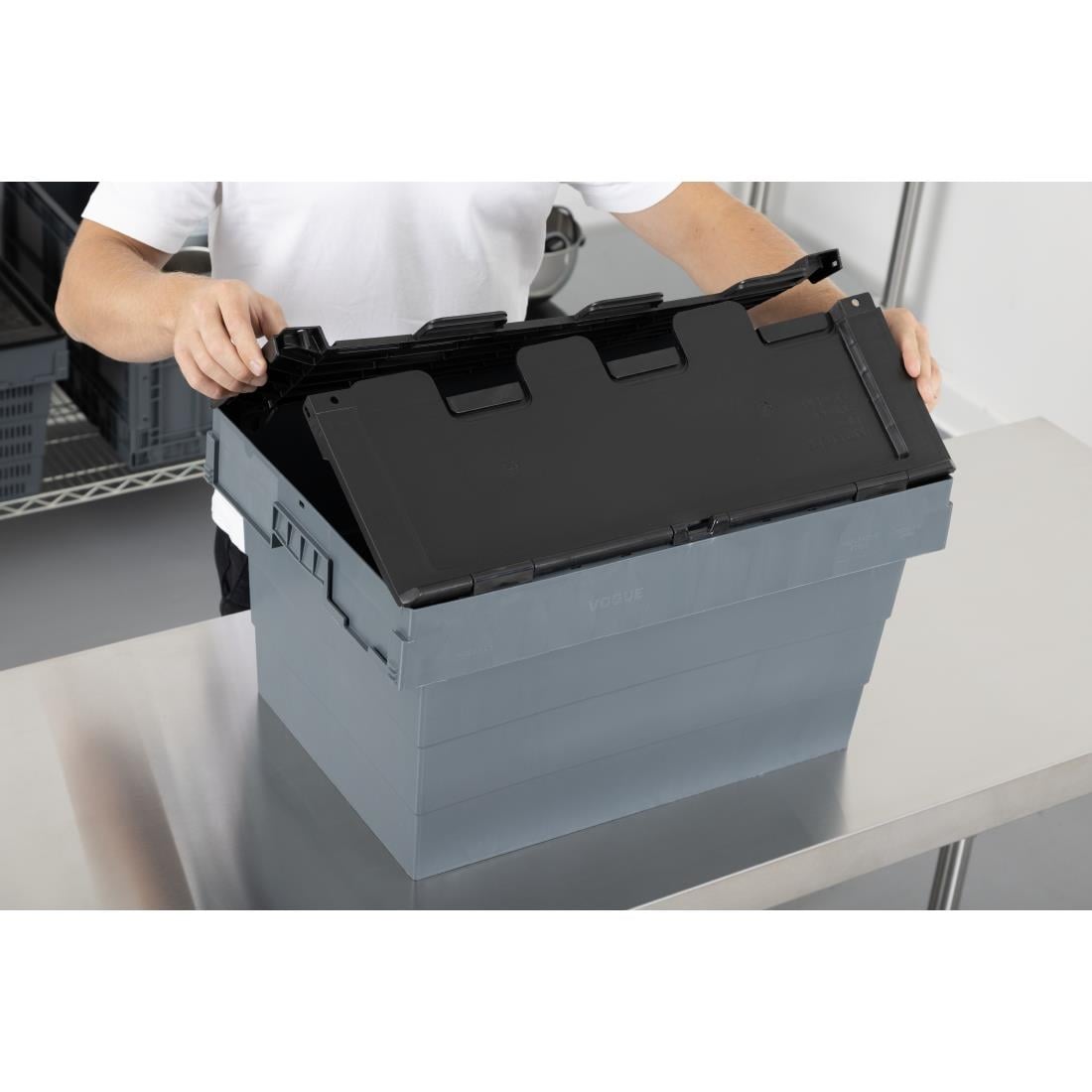 Caisse de transport/stockage en plastique Vogue avec couvercle attaché 600x400x320mm DX995