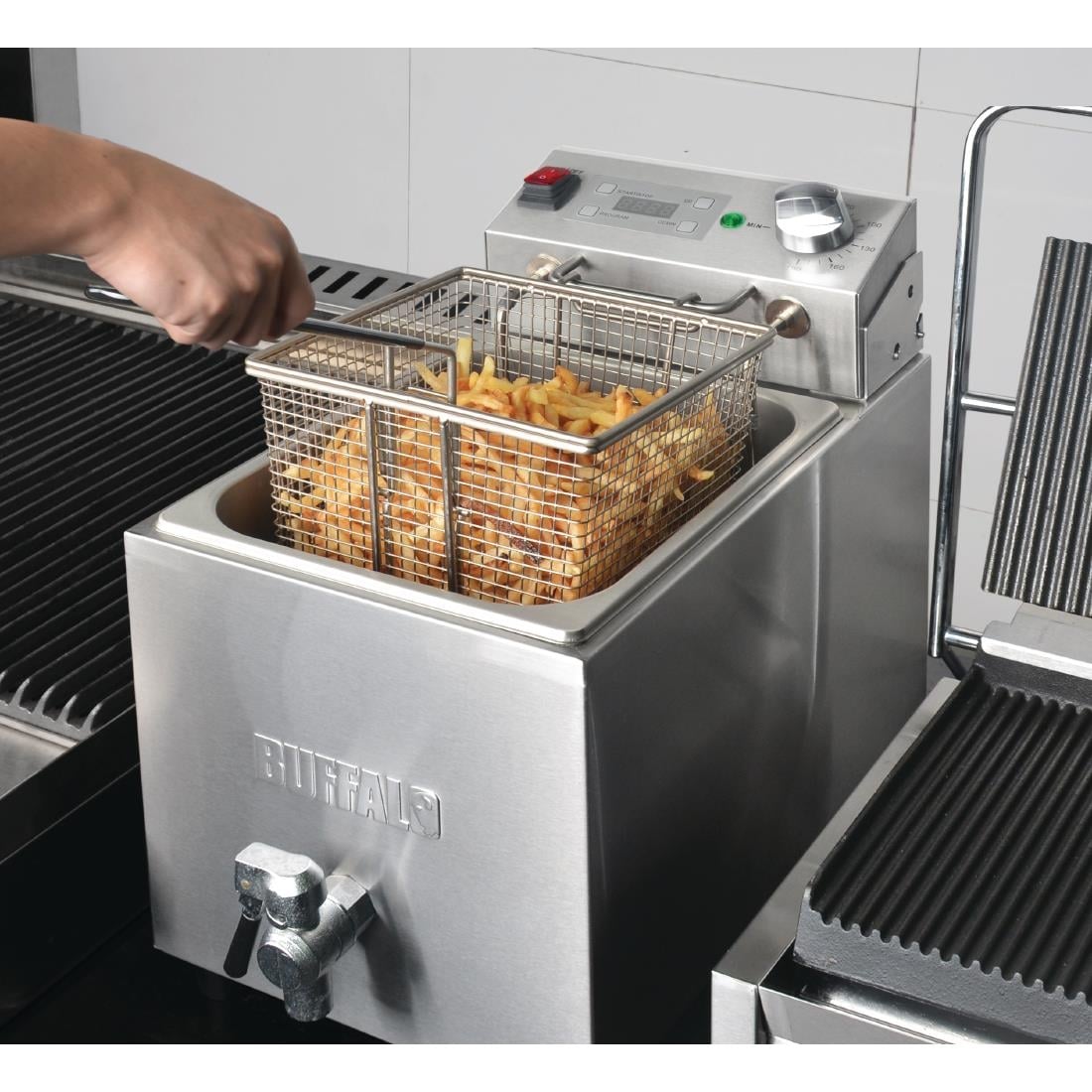 Friteuse simple Buffalo - 1 x 8L 2,9kW avec minuterie FC374